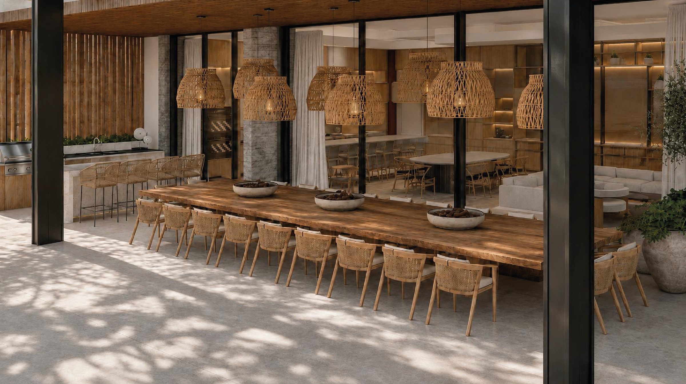 Comedor exterior con mesa de madera maciza